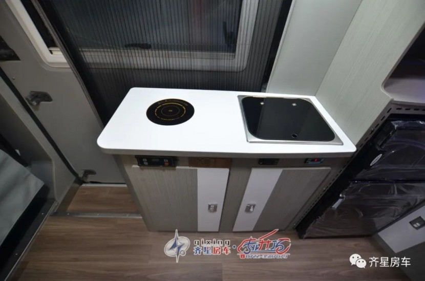 首发订车选装升顶——齐星浩大版DT2521-1（大通V90）B型房车图片