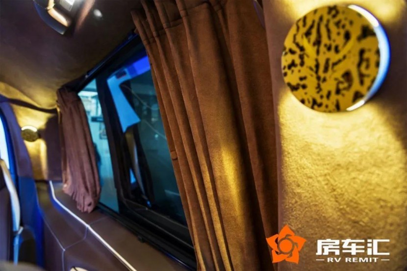 实拍奔驰商务车V260L新款七座，明星保姆/企业接待首选！21.jpg
