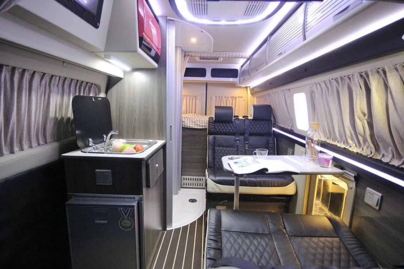 6.5洛阳房车展福客特房车携网红黑骑士、逸途、至尊系列商务B型华丽亮相a7621e88b9b341e0808a656ec7613726