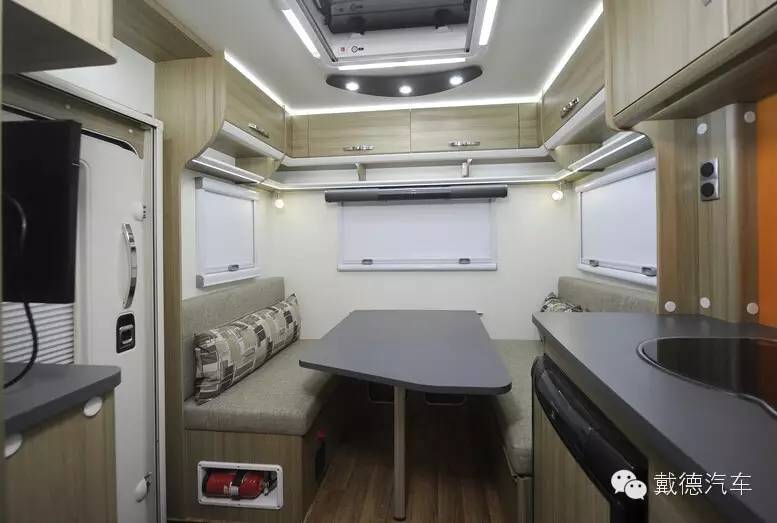 隆翠C15上路拖挂式房车