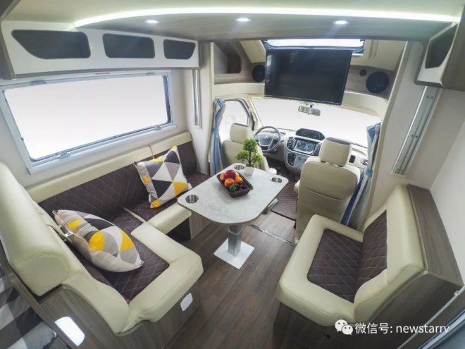 不足2米8的小顶设计新星大通房车，低重心设计，轻松可睡下5人！