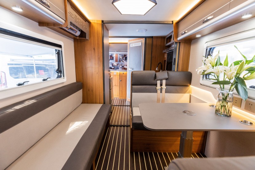 新飞房车S100轻卡，大空间大布局，让你的旅途豪享舒适！get?code=MGJkOTMxMTMyNGRiOWY5M2RhMzE0ZjI1ZTFjZTc4YzYsMTY2MzIyODc3NjI5MA==