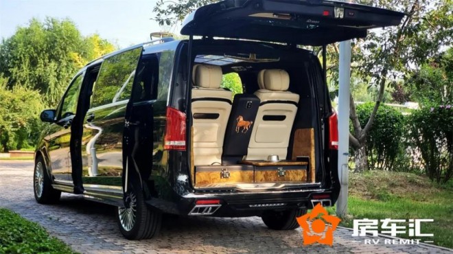 奔驰圣母峰定制MPV！内饰过分奢华，网友：专为老板明星量身打造8.jpg