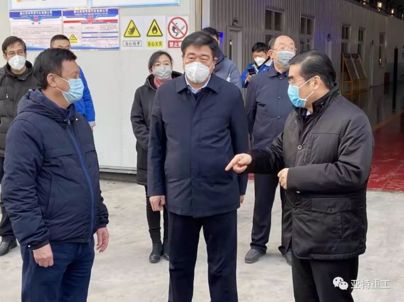 丁绣峰市长视察亚特重工负压救护车生产情况