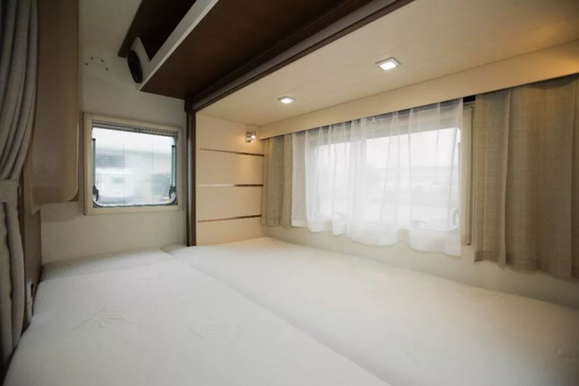 宇通房车进口依维柯ZK5045XLJ2大顶换型