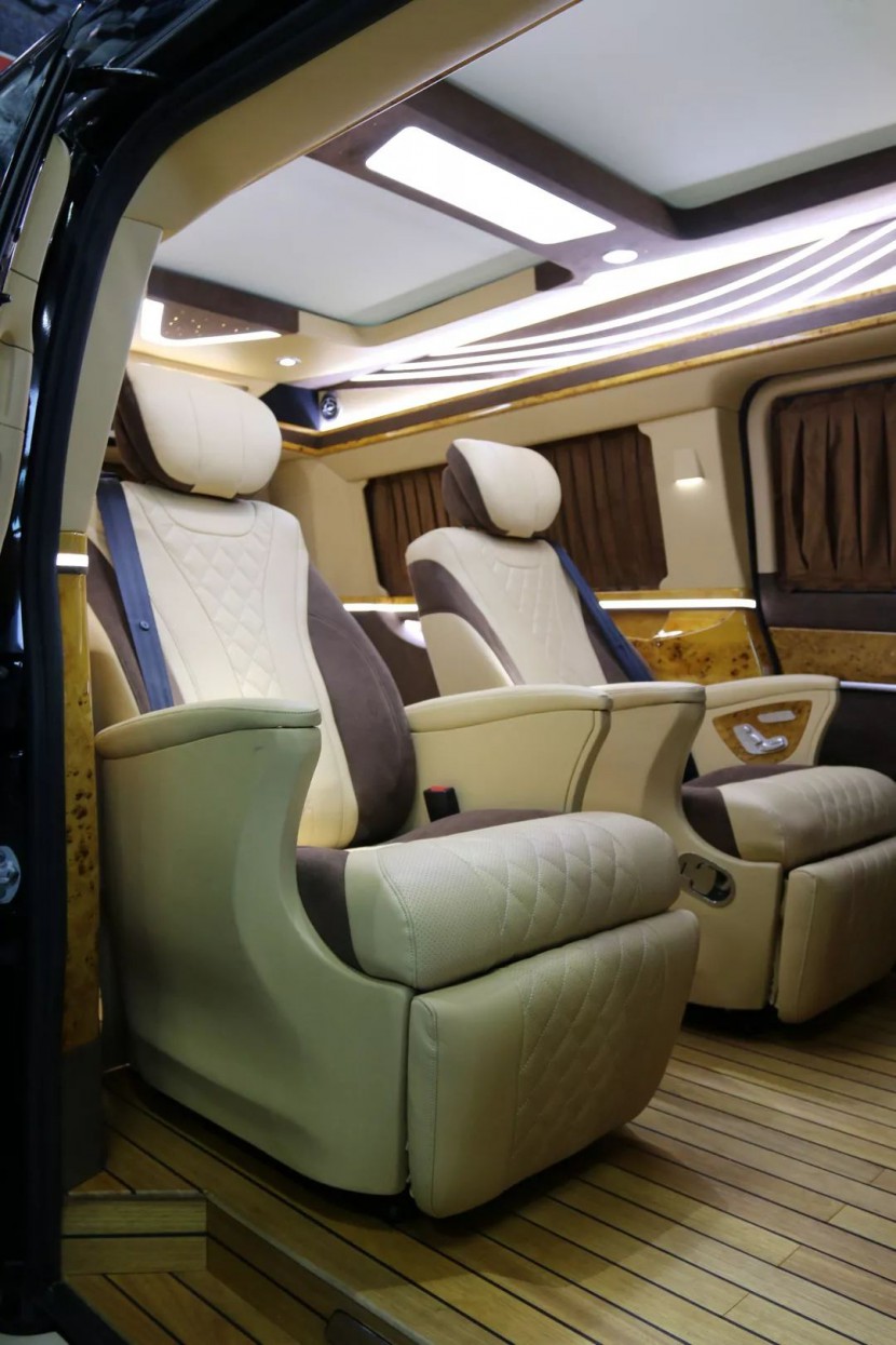 宇通凯伦宾威奔驰V-CLASSZK5032XSW1商务房车