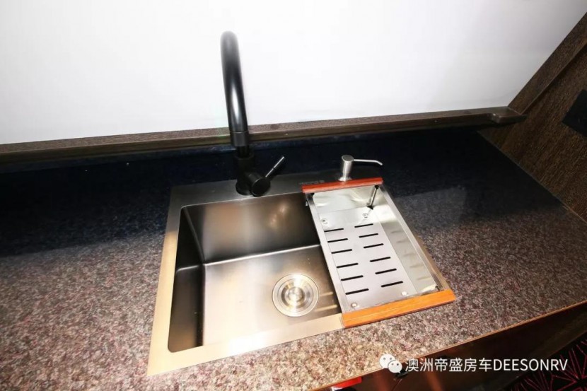 帝盛房车经典系列-10米KTV户外大屏款营地房车174e430f31944484bb495a1e922ea7dd