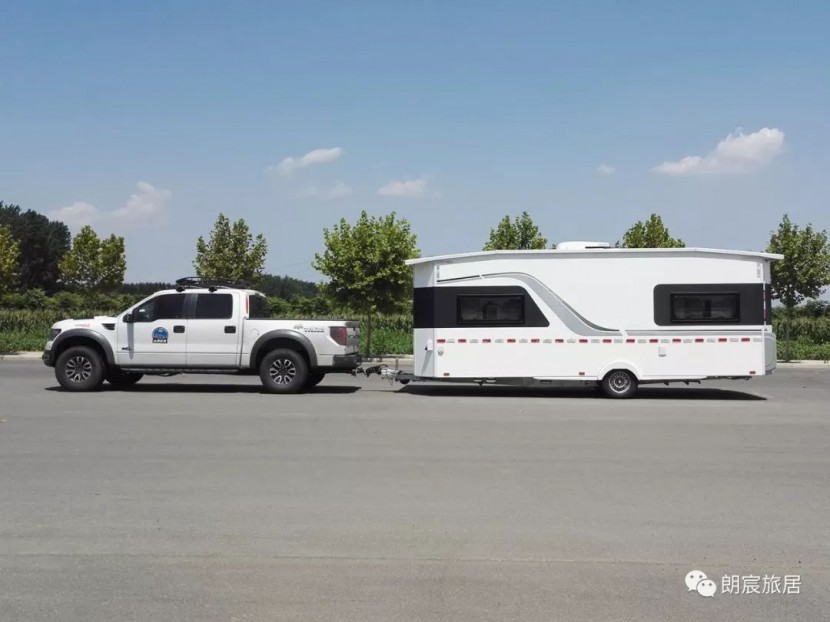 朗宸LC60型拖挂房车（6M）