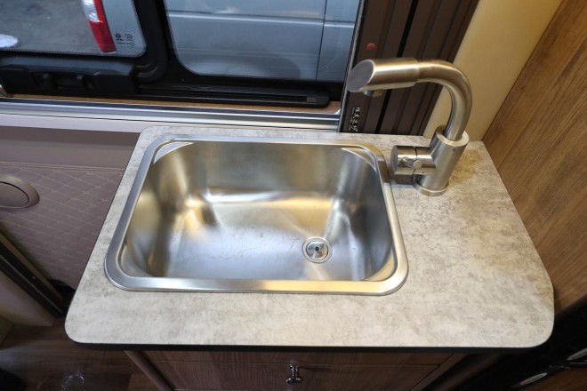 老张定制款——高清实拍2019款顺之旅东风御风白色自动挡B型房车 WLH_5955