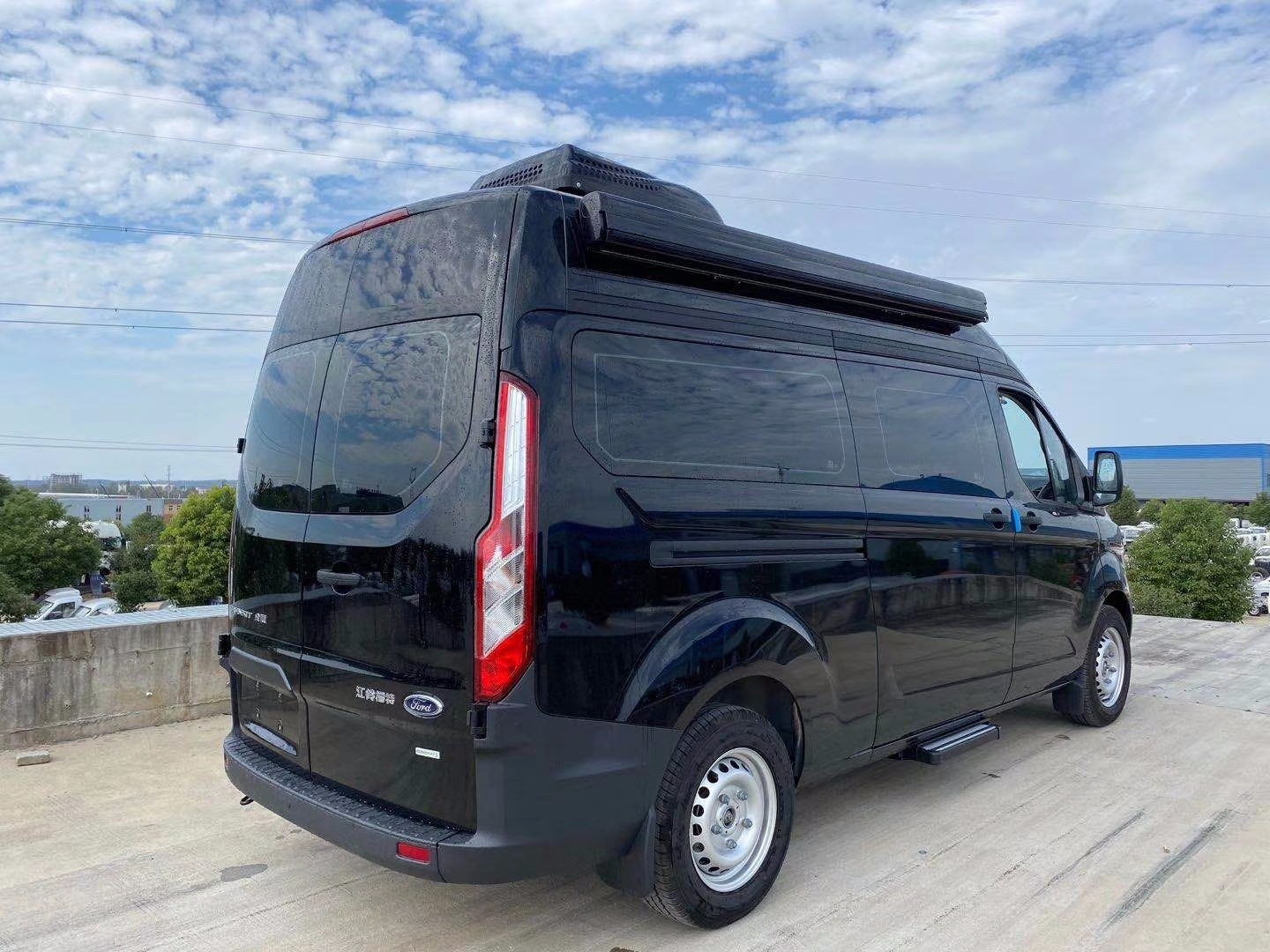 傲旅 国六福特v362(中轴中顶汽油)旅居车 车身外观