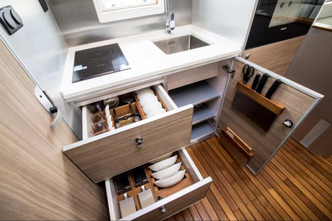 诺马迪森-“穿越者B”奔驰4x4越野房车——不惧束缚的越野房车（二）7d881f33682f49e6b566c039f47b0e38