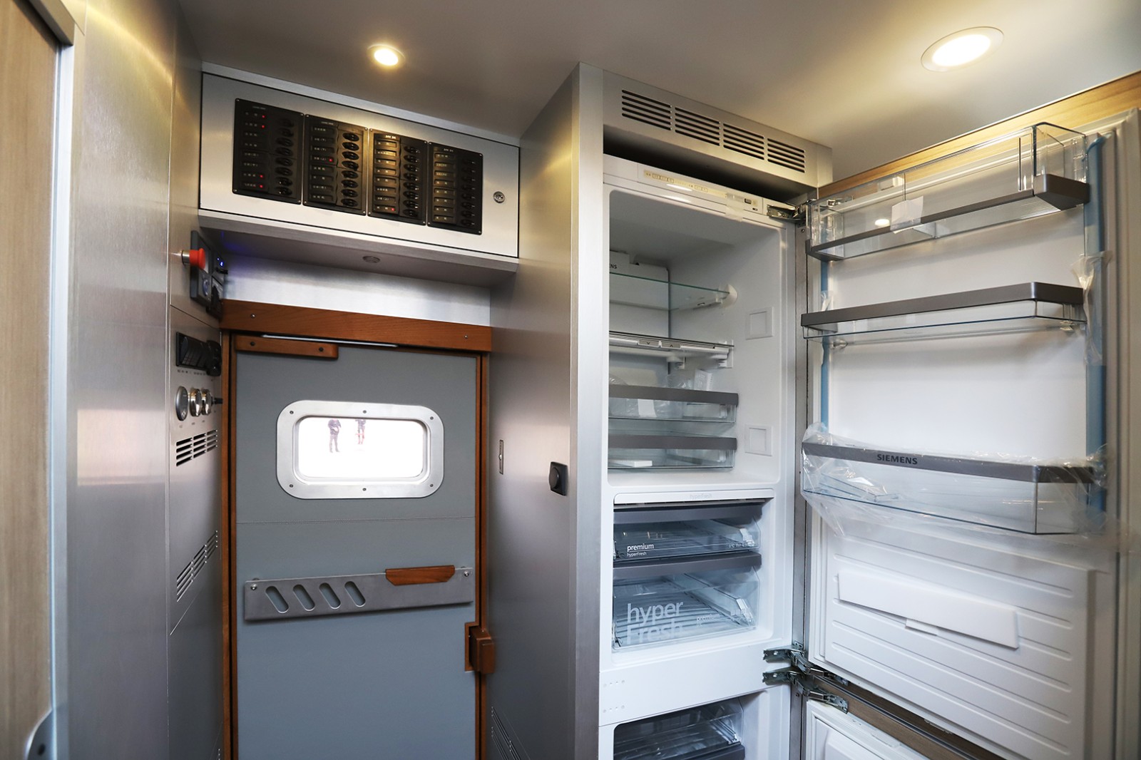 德野诺马迪森奔驰arocs 8×8领航者f升降顶越野房车冰箱