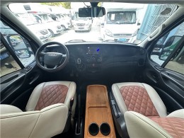 齐星   2019款依维柯后拓展C型房车