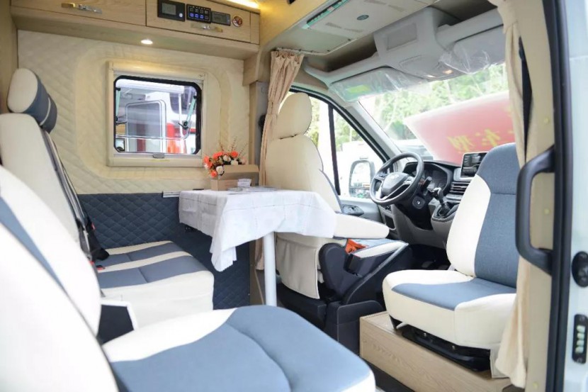 11.23杭州房车展舜宇房车携最新款依维柯C型、现款大通V90B型房车亮相88e69f8186544e5a90ffc972df12ace6