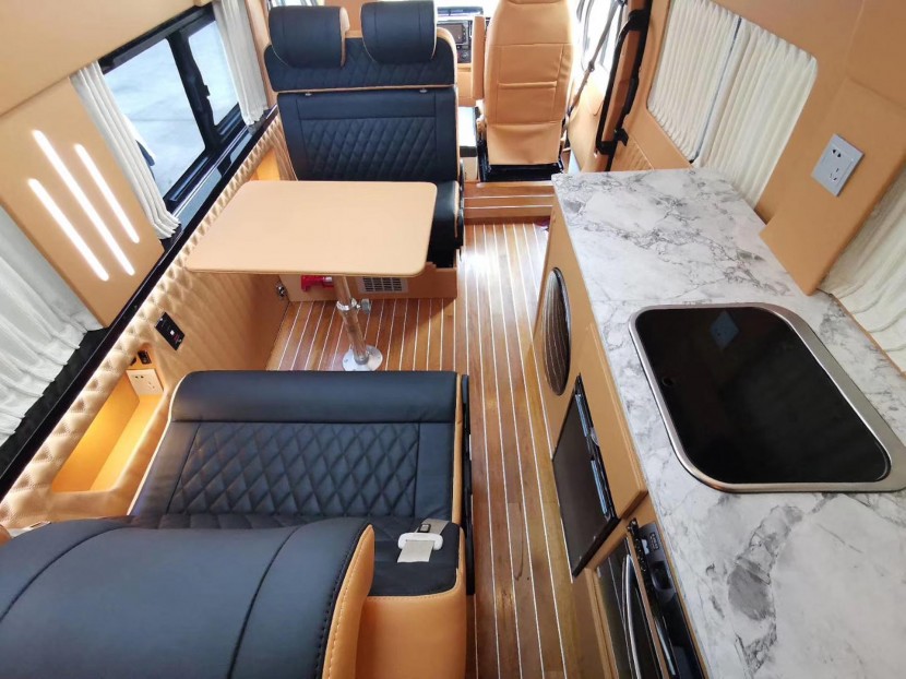 6.5洛阳房车展福客特房车携网红黑骑士、逸途、至尊系列商务B型华丽亮相6ea791b31ced4b818d7c8ca8567f7208