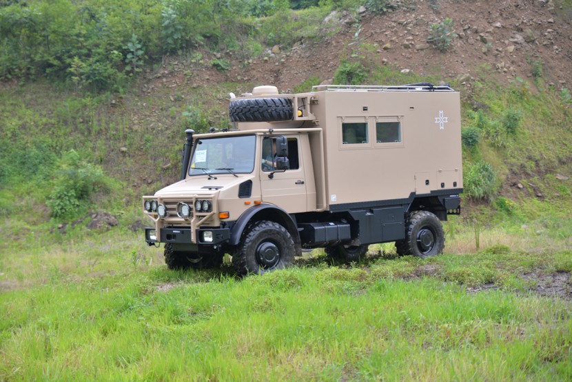 阿莫迪罗攀爬者c3型越野房车奔驰乌尼莫克u4000armadillocrawler3