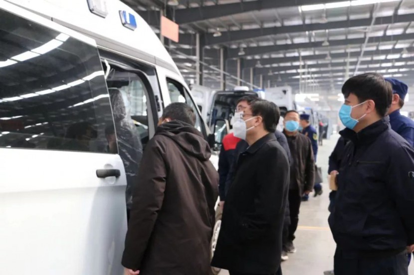 芜湖市市委常委、常务副市长曹哨兵等领导深入瑞弗生产一线视察救护车生产情况