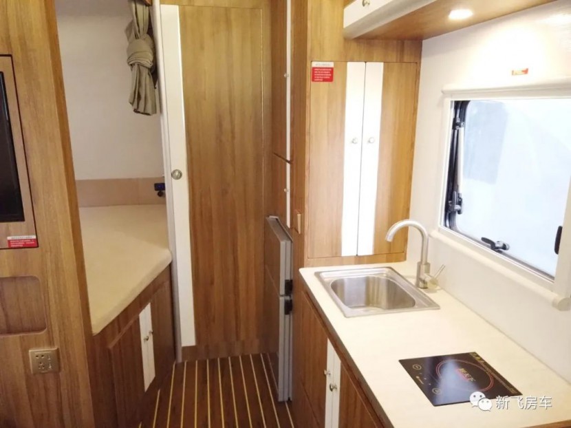 新飞房车不足十万的拖挂现车图片