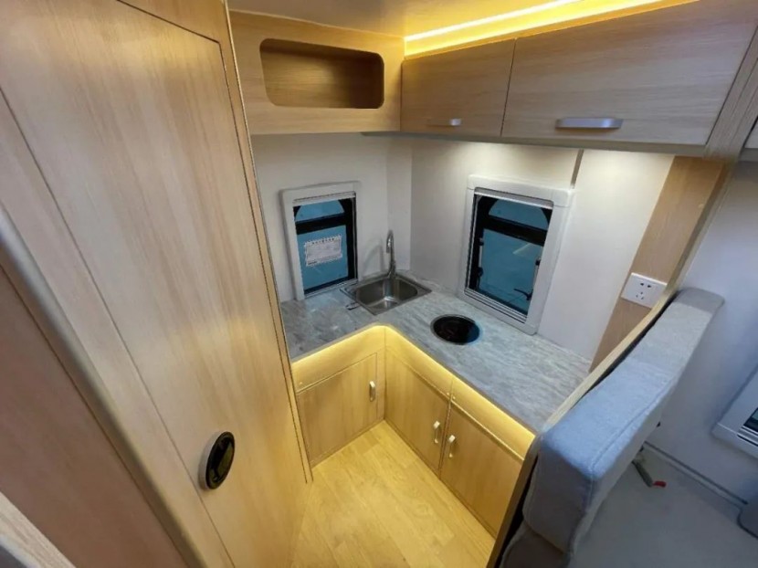 9月2日郑州房车展，新飞祥菱房车小C型房车，有路就有前方，有梦即可出发！2b51af814f0aa141088ded394a185406