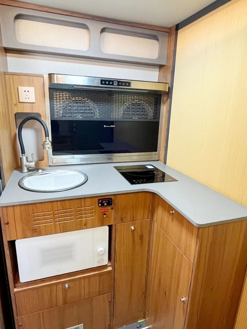 9月2日郑州房车展——新飞S100房车，开窗见海，车内即家aa08e244974e9472efd1634157f93ce7