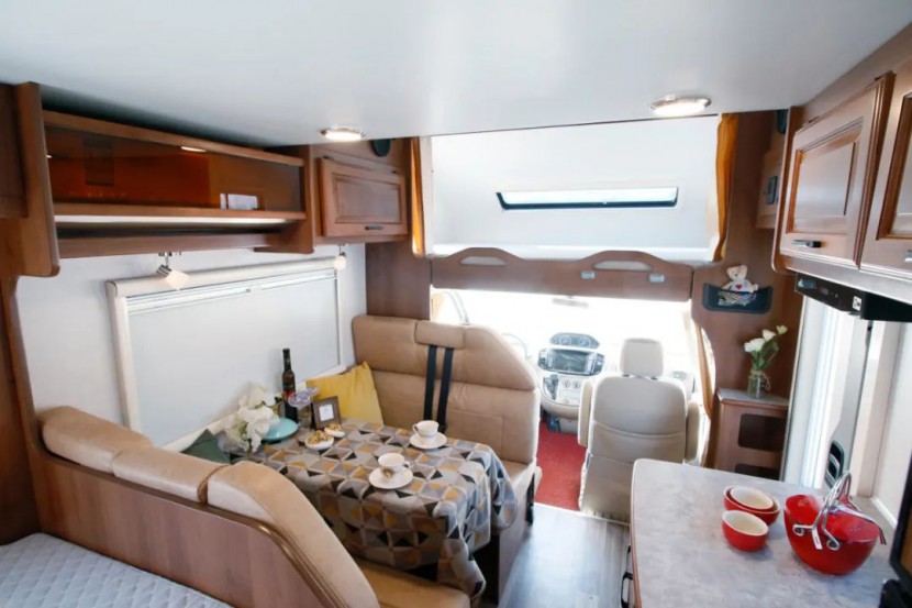 国六巨威3700——大通底盘自动挡房车评测图片