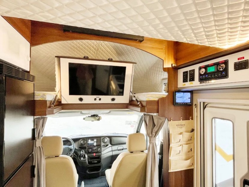 新飞依维柯双拓展房车带您走进第五届郑州房车展，新式旅行，你我共享！7894040732fc8e4a92295753021dce76