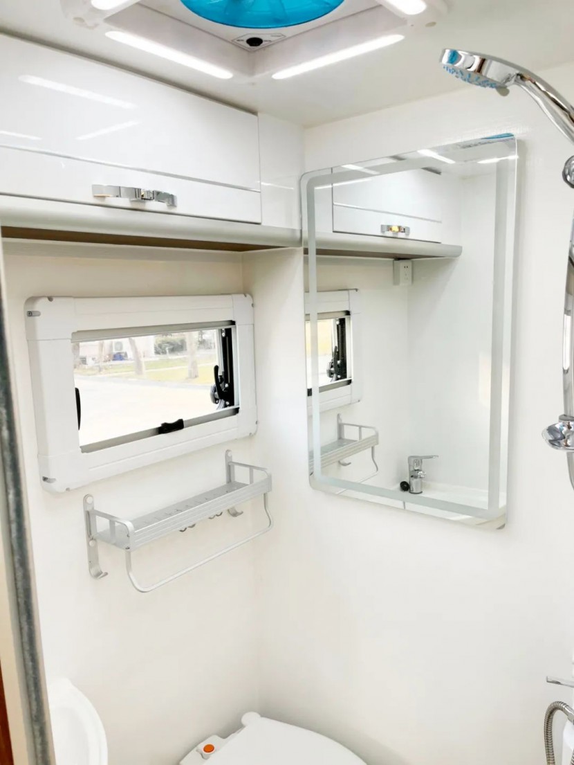 新飞依维柯双拓展房车带您走进第五届郑州房车展，新式旅行，你我共享！4277a4135f1c005bb2415f268adb5151