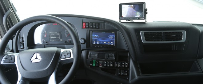 舒适的“小型”越野房车驾驶室