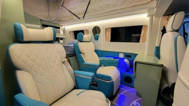 9.7郑州房车展，2023款齐星新全顺低顶房车，小巧灵活0?wx_fmt=jpeg