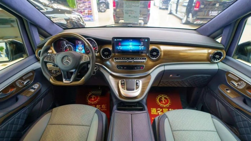 奔驰V260L芭塞萝娜版商务车，暗夜之花，尽显光芒e72cb7eef4fec59c49126b086dddb4bb