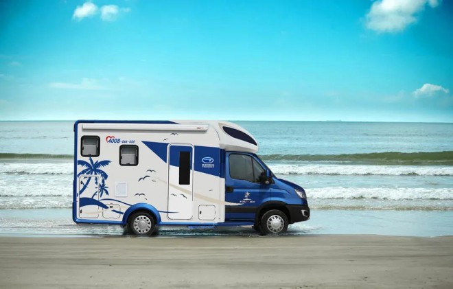 拓锐斯特房车：房车太阳能板一天能发多少度电？b3b3b0731bf9477c8915cc3330ef9d30