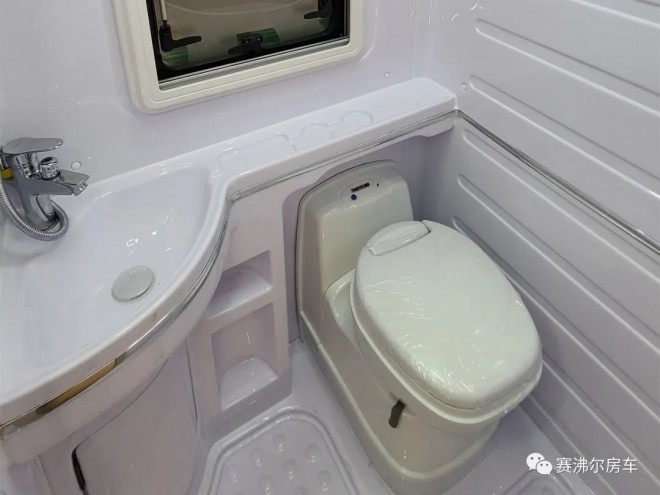 56.8万:赛沸尔C型大额头双拓展房车