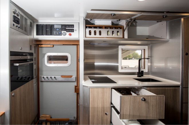 德野诺玛迪森“穿越者M”越野房车：C本蓝牌，颜值、实力并存的越野房车