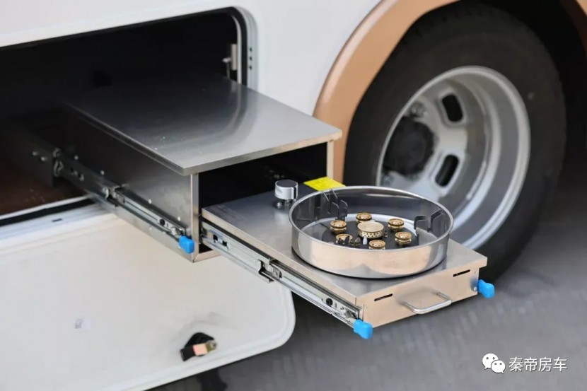 秦帝蹑景子母床依维柯C型房车——贵族风范，恣意山河！63b0fda81cfd5c2b582cc77717069f36