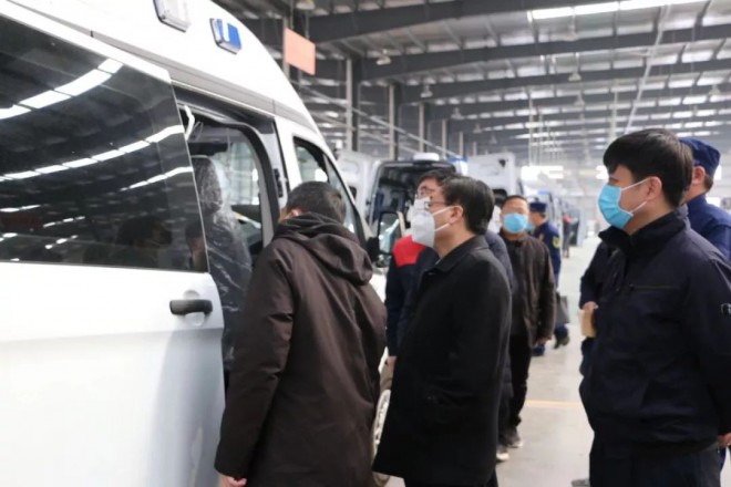 芜湖市市委常委、常务副市长曹哨兵等领导深入瑞弗生产一线视察救护车生产情况