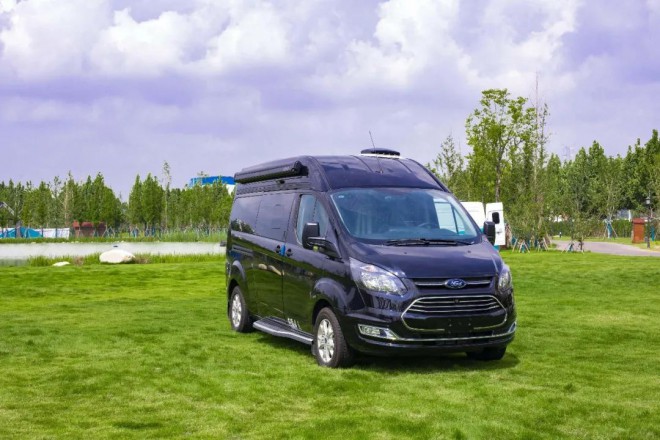 “外观出众一眼定情”，宇通“B520”福特新全顺B型房车