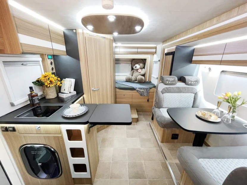 9月2日郑州房车展，赛德驿路亦家老黄特供版6.5T双拓展房车，畅游千万里，房车亦是家！39ceeae98fbd7d5666cac1dbe7654b79