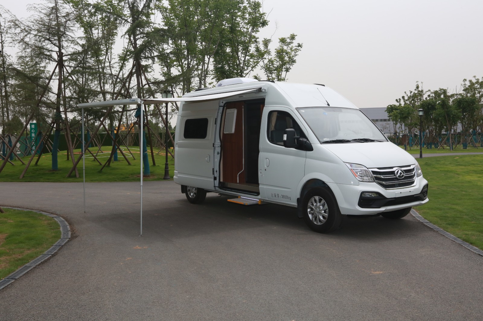 宇通大通v80房车b型 b310舒适版车身外观