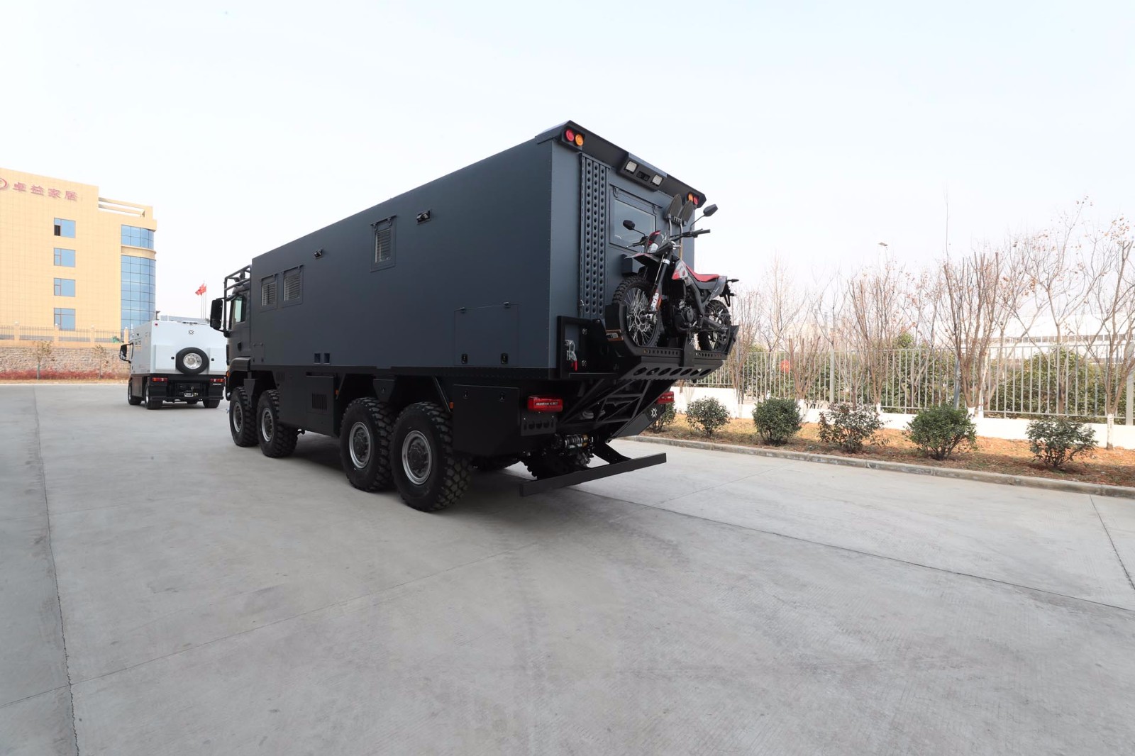 德野诺马迪森 8×8领航者m越野房车 man灰色白色