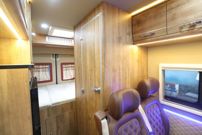 老张定制款——高清实拍2019款顺之旅东风御风白色自动挡B型房车 WLH_5963