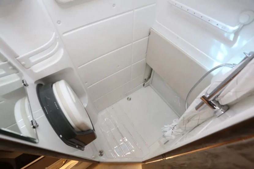 9月2日郑州房车展——德兴房车大熊座系列C型双拓版,步履不停,自在随心!b0c54769a38b3d71e6a66f1f580a8c9e