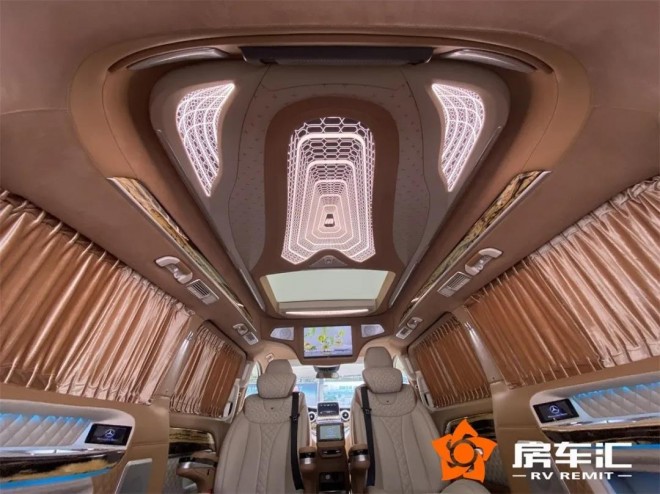 全新奔驰V级卡莫滋版，空间比床大、座椅赛沙发！18.jpg
