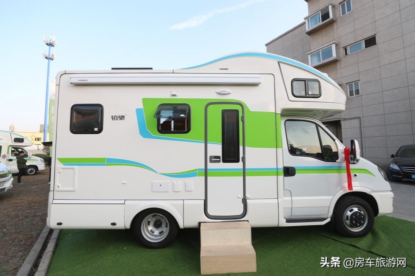 年终大促来袭!铂驰房车“大放价”!疯狂让利中,快来抢购吧~铂驰房车旅行家尊享版C型大额头无拓纵置上下床款