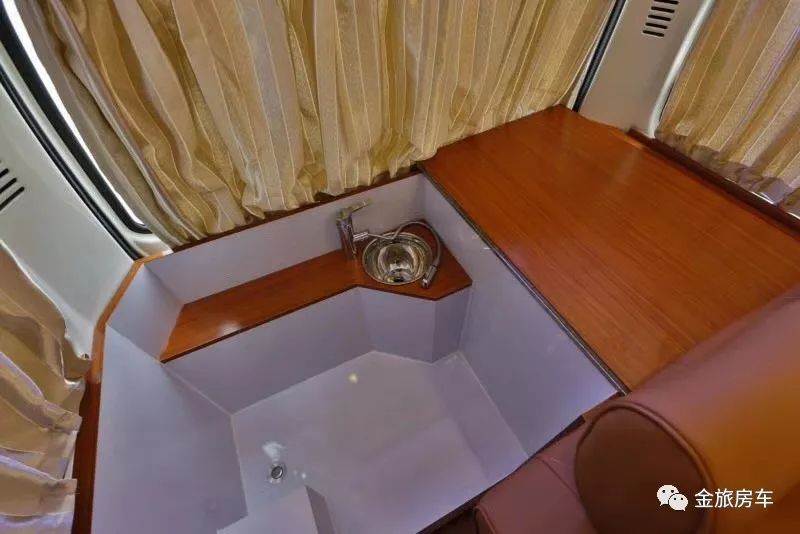 9月2日郑州房车展：金旅房车海狮V5，陪你看不同城市的日落！bc5146a2296f50f75326ed881f20ff92