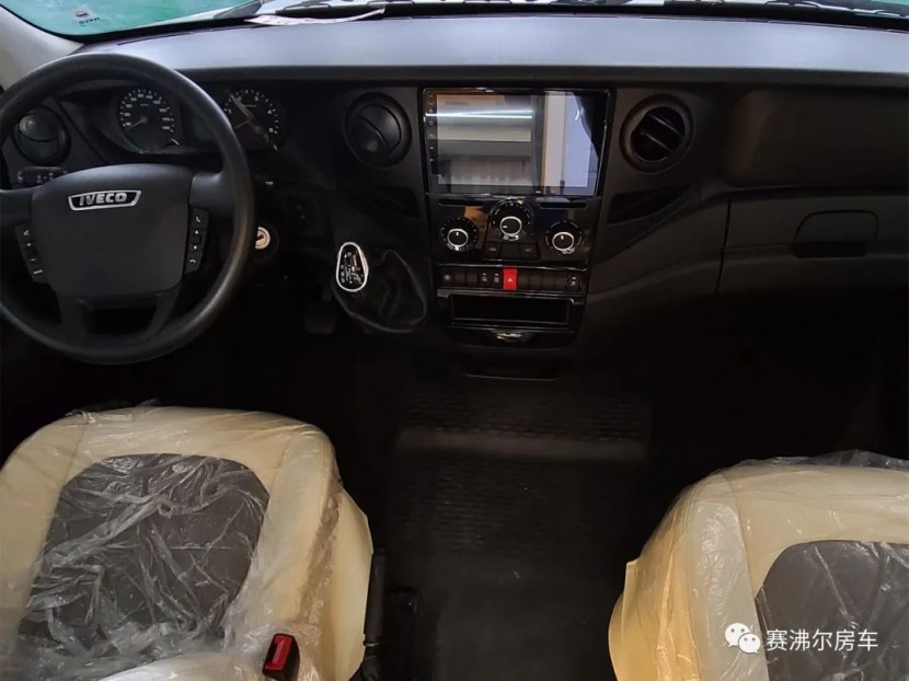 56.8万:赛沸尔C型大额头双拓展房车