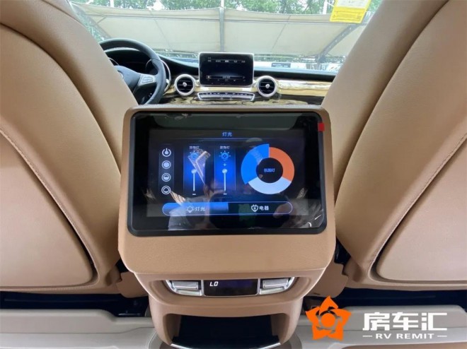 全新奔驰V级卡莫滋版，空间比床大、座椅赛沙发！12.jpg