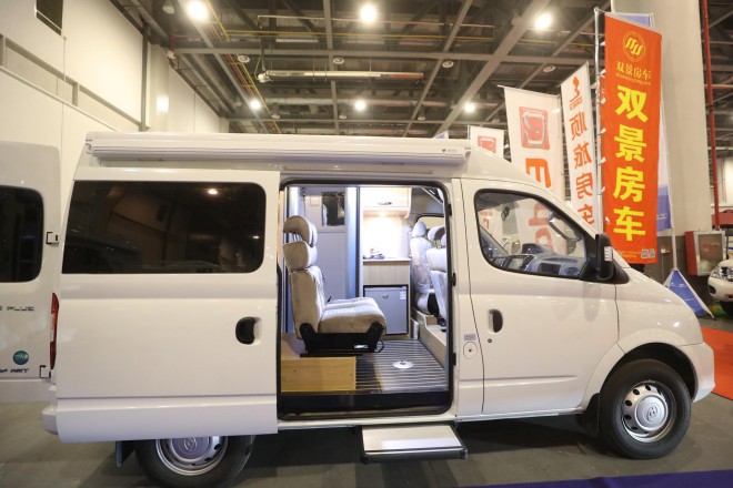 双景房车（国六）大通B型短轴中顶房车  22.8万元 WLH_4844