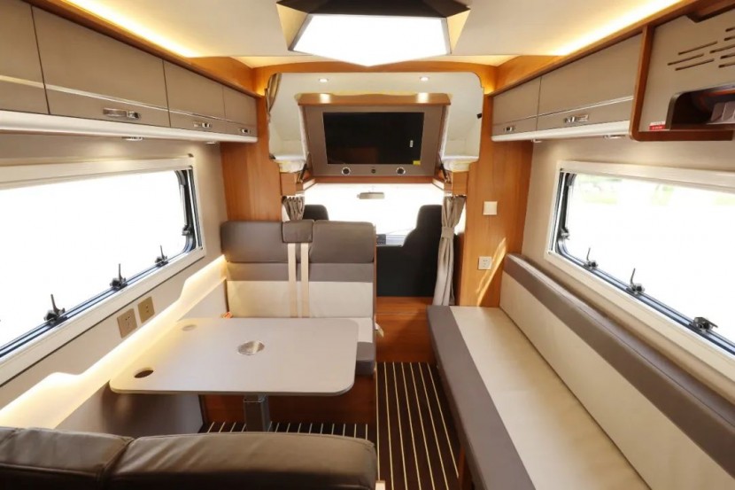 9月2日郑州房车展——新飞S100房车，开窗见海，车内即家36c690ca5c6abc5427adafa49ffea20a