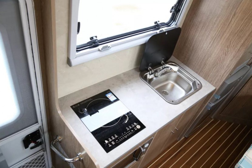 【4•12洛阳房车展】新飞房车专用汽车先进的冷藏及保温技术打造多款房车亮相展会