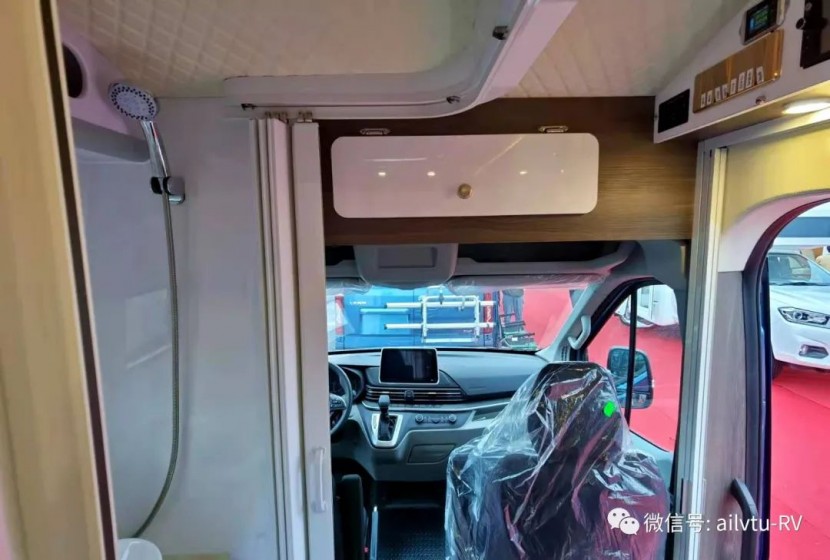 9月2日郑州房车展：爱旅途房车B型，后置厨房设计，让空间感更强！755d9c942c1dcbd6afe2f91672cf8d6e